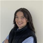 Profesora de educación física especializada en clases de patinaje artístico sobre ruedas con niños